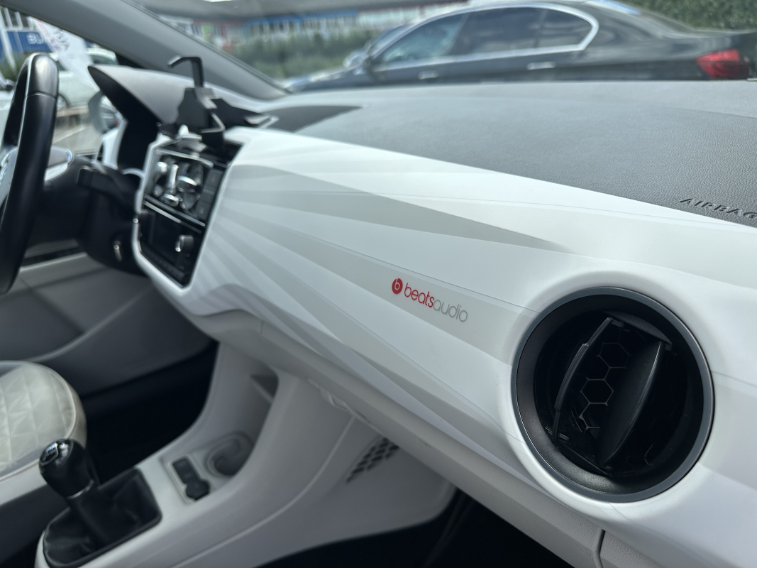Volkswagen UP — 18