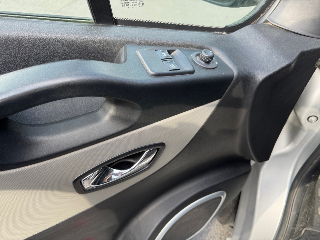 Renault Trafic Combi — 12