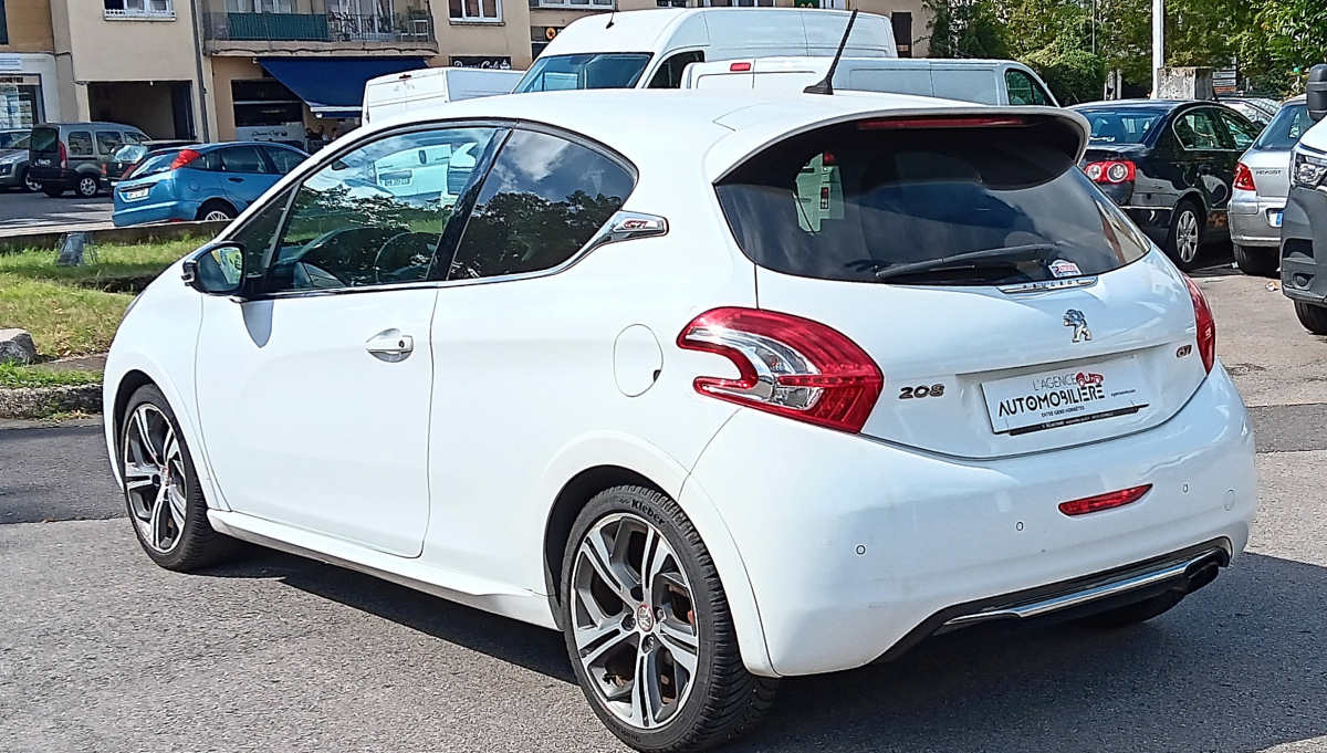 Peugeot 208 — 4