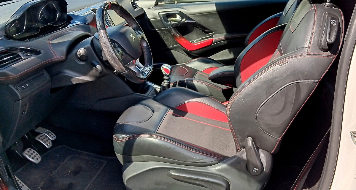 Peugeot 208 — 10