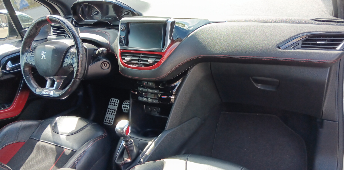 Peugeot 208 — 8