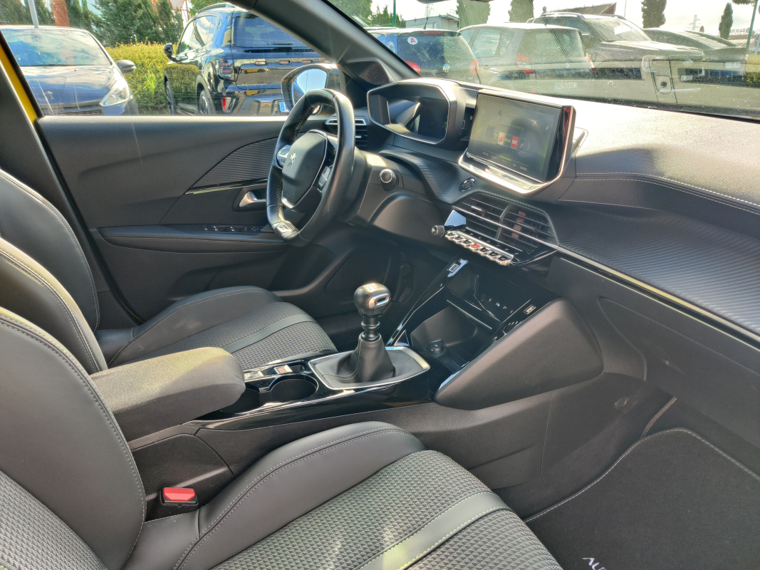 Peugeot 208 — 17