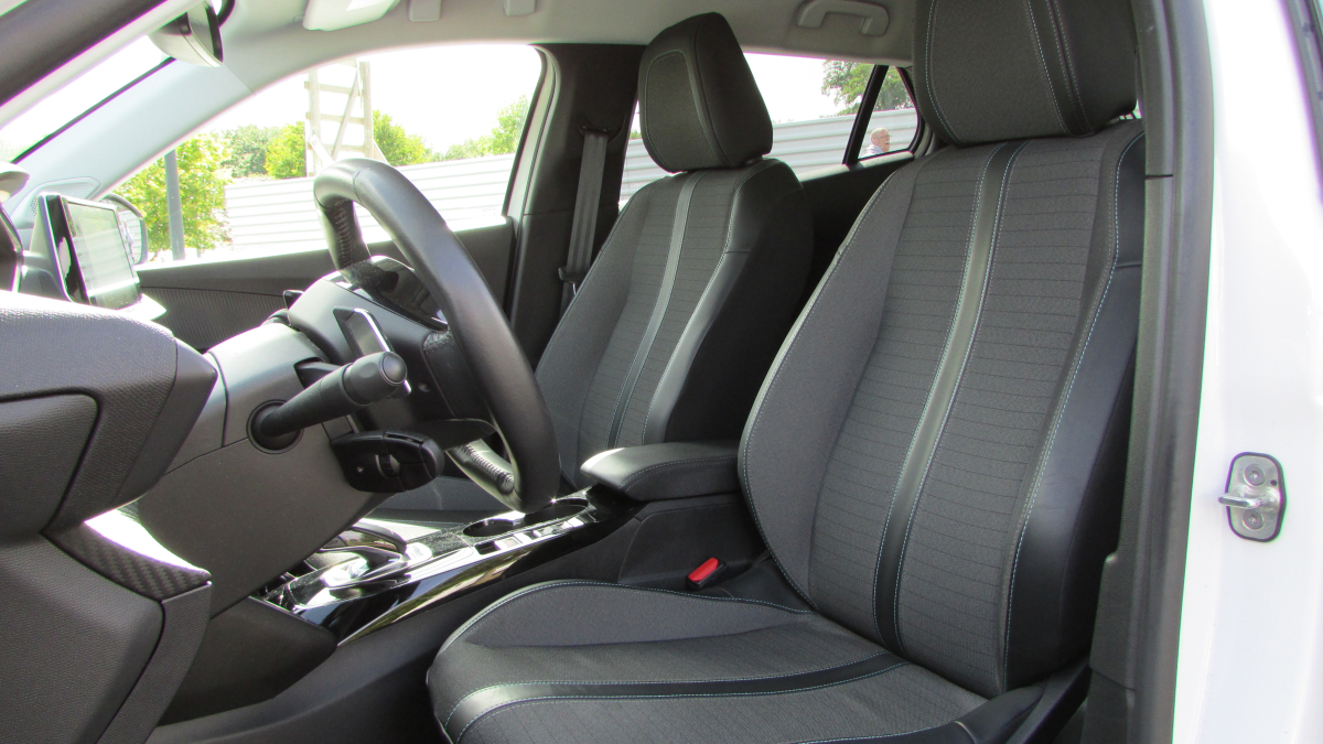 Peugeot 2008 — 8