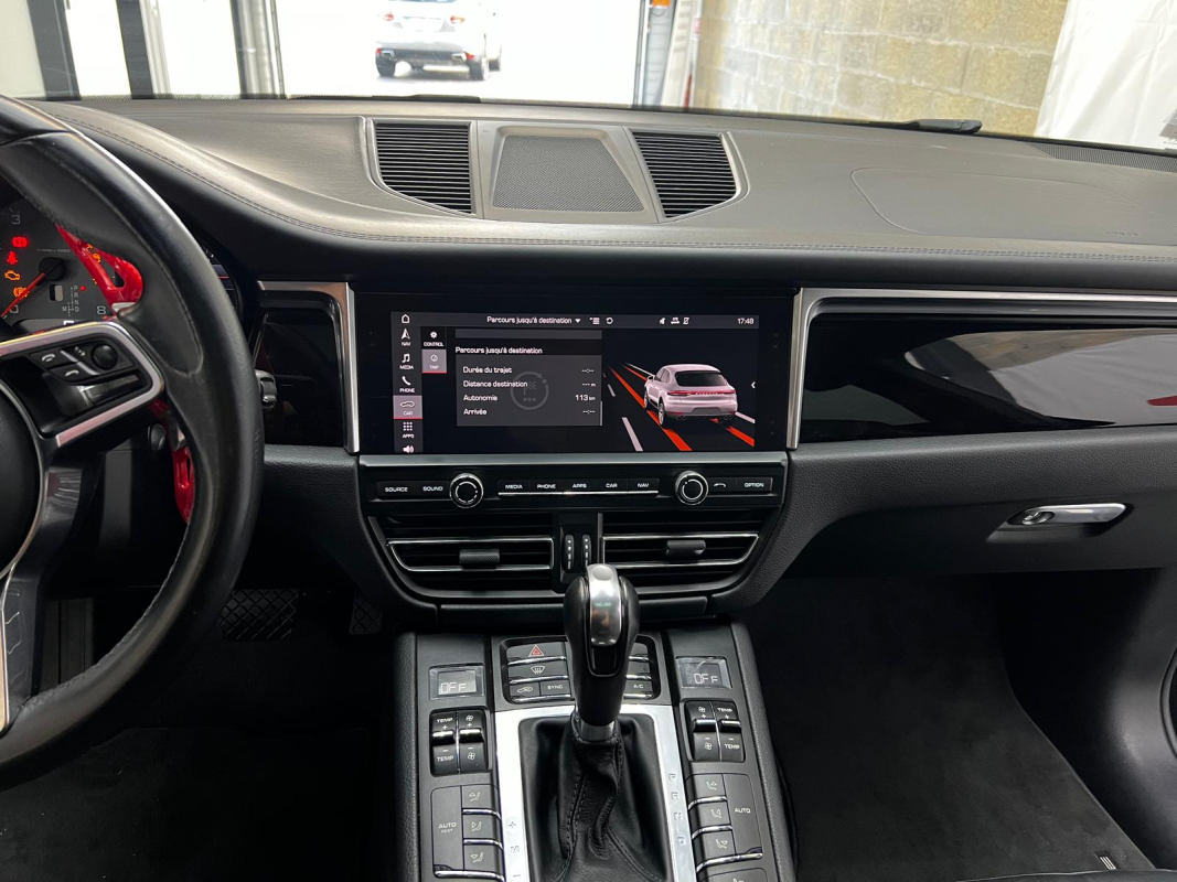Porsche Macan — 18