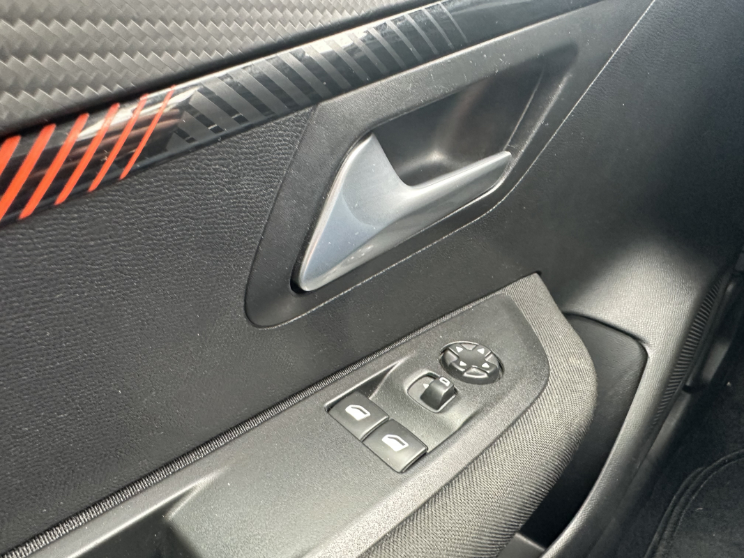 Peugeot 208 — 33