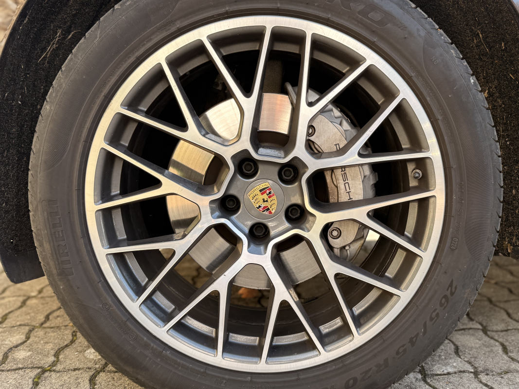 Porsche Macan — 21