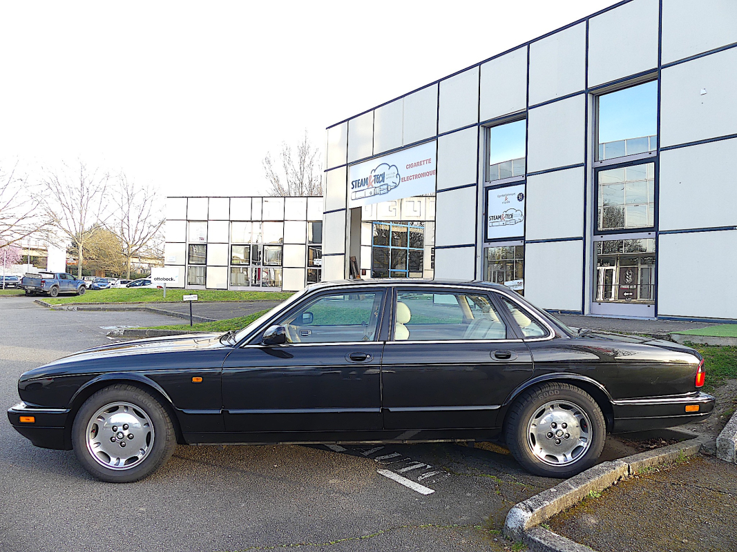 Jaguar XJ — 4