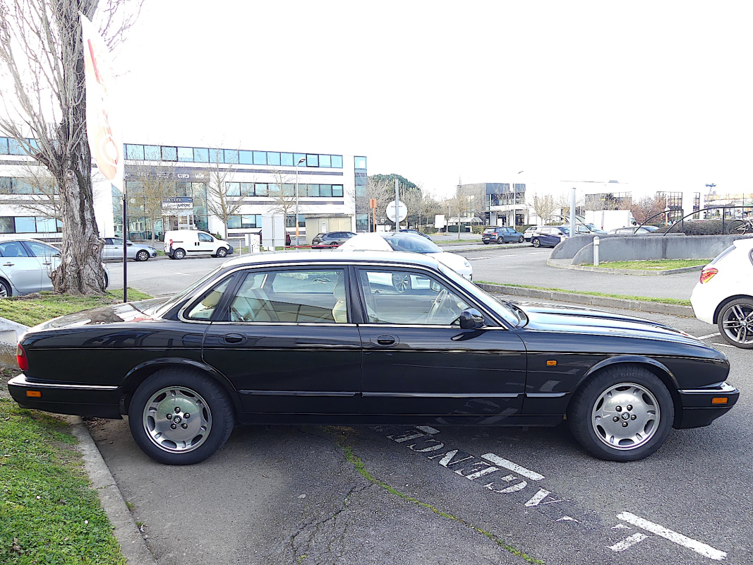 Jaguar XJ — 8
