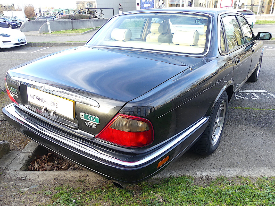 Jaguar XJ — 7