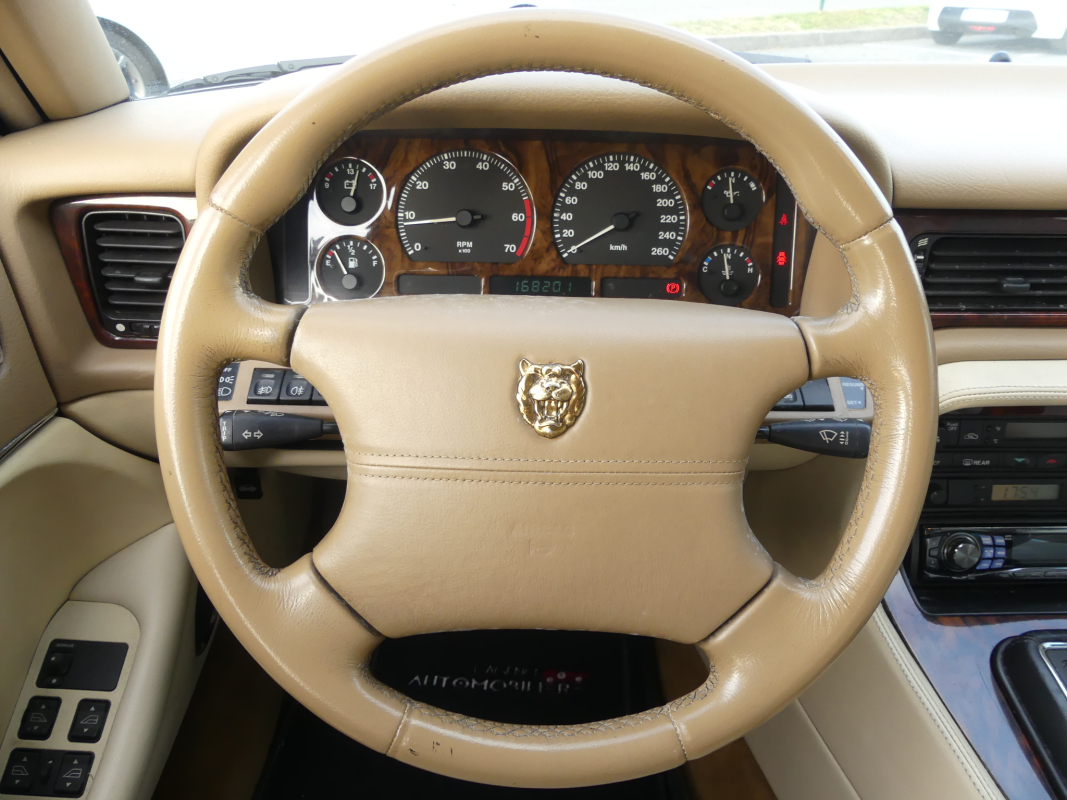 Jaguar XJ — 14