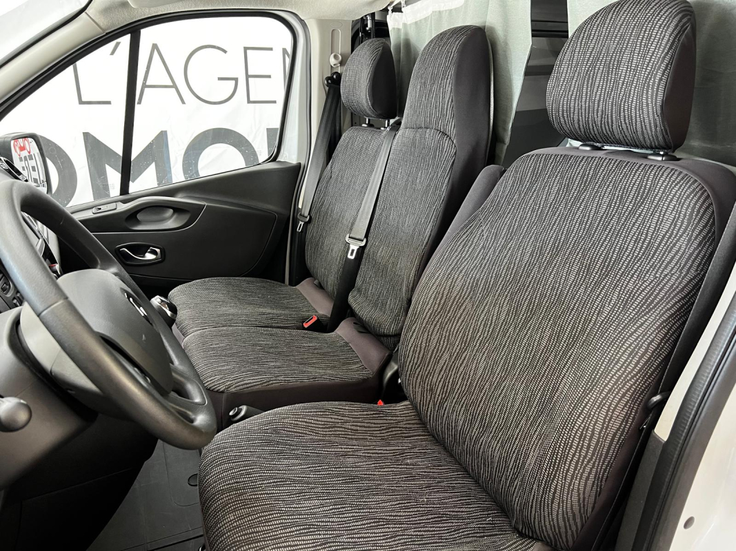 Renault Trafic — 12