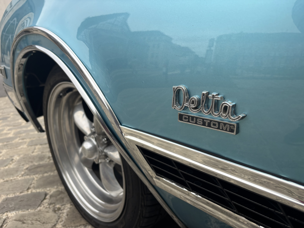 Oldsmobile Delta Custom — 17