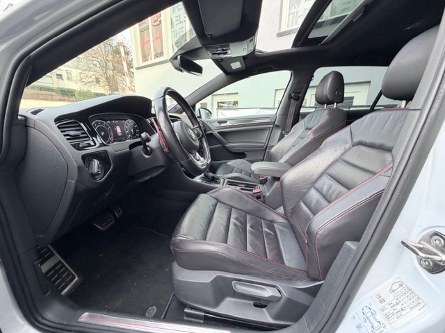 Volkswagen Golf — 5