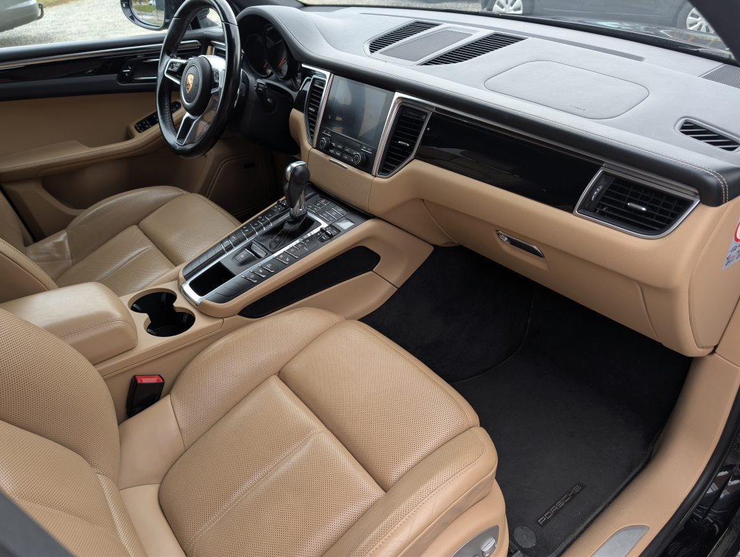 Porsche Macan — 12