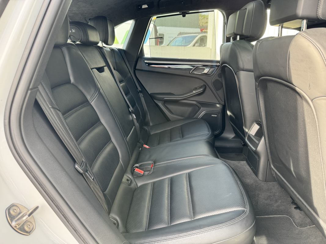 Porsche Macan — 14