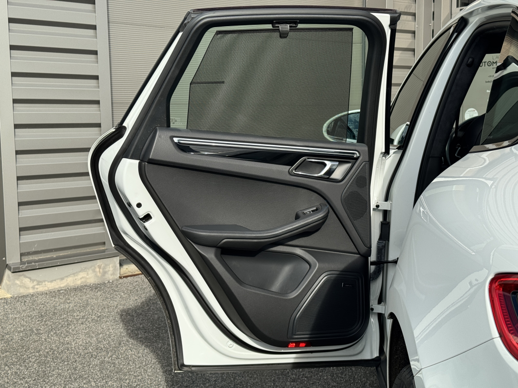 Porsche Macan — 32