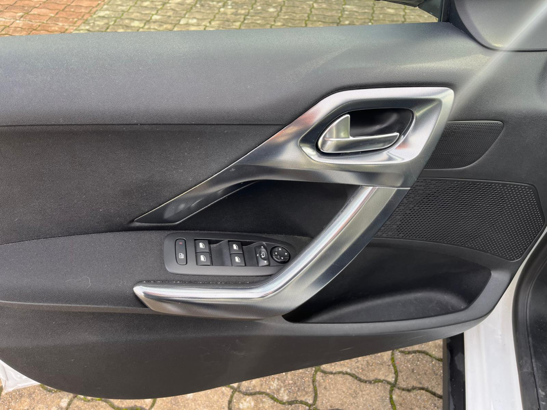 Peugeot 2008 — 12