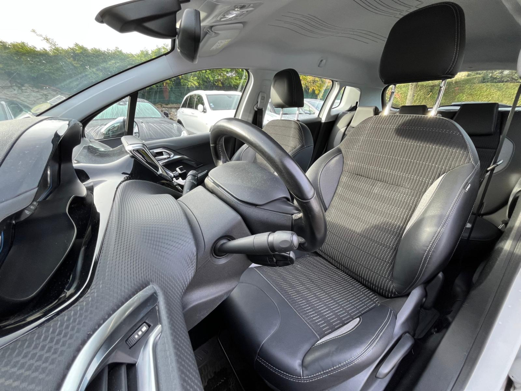 Peugeot 2008 — 14
