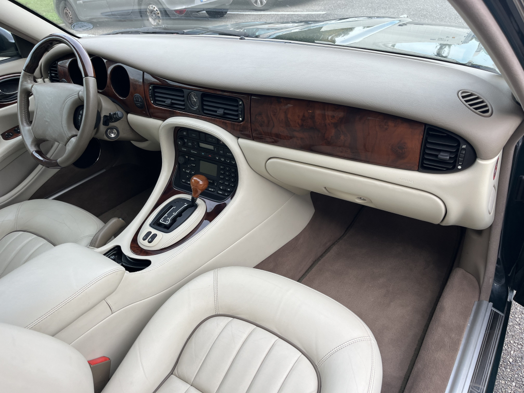 Jaguar XJ — 18