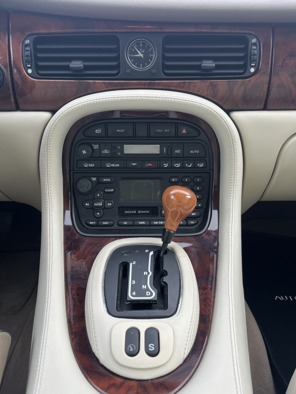 Jaguar XJ — 20