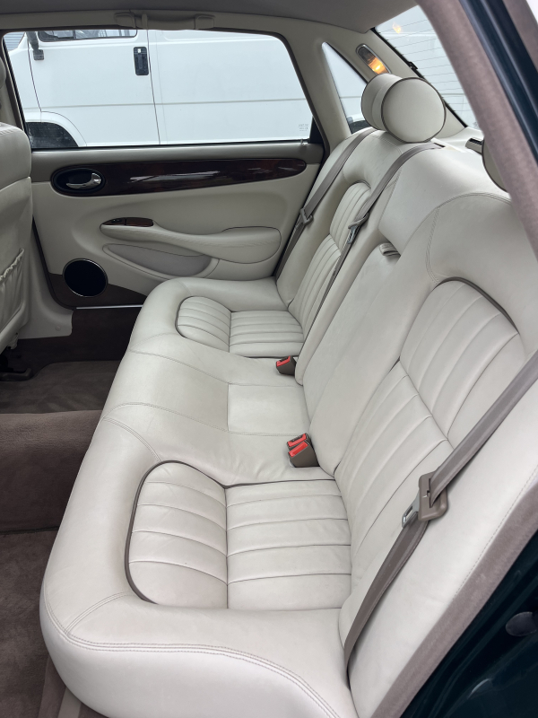 Jaguar XJ — 14