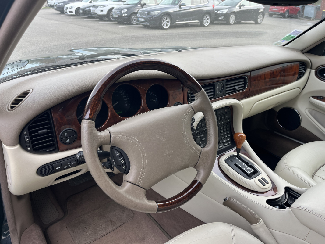 Jaguar XJ — 12