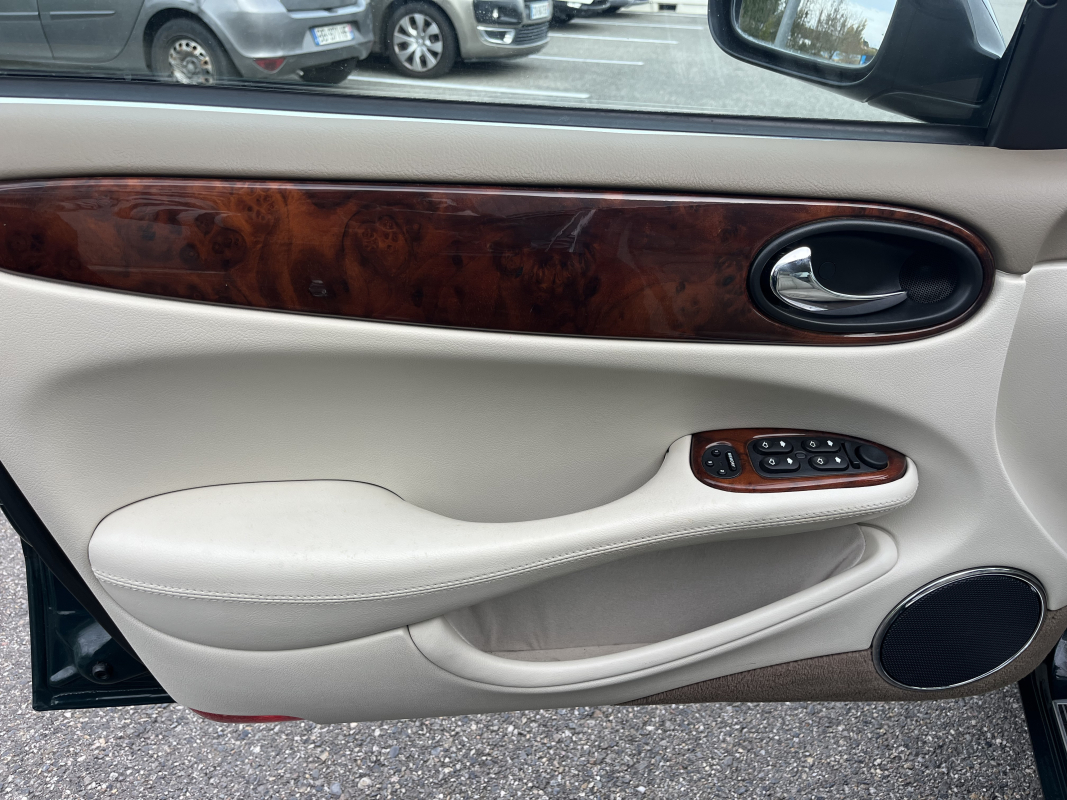 Jaguar XJ — 9