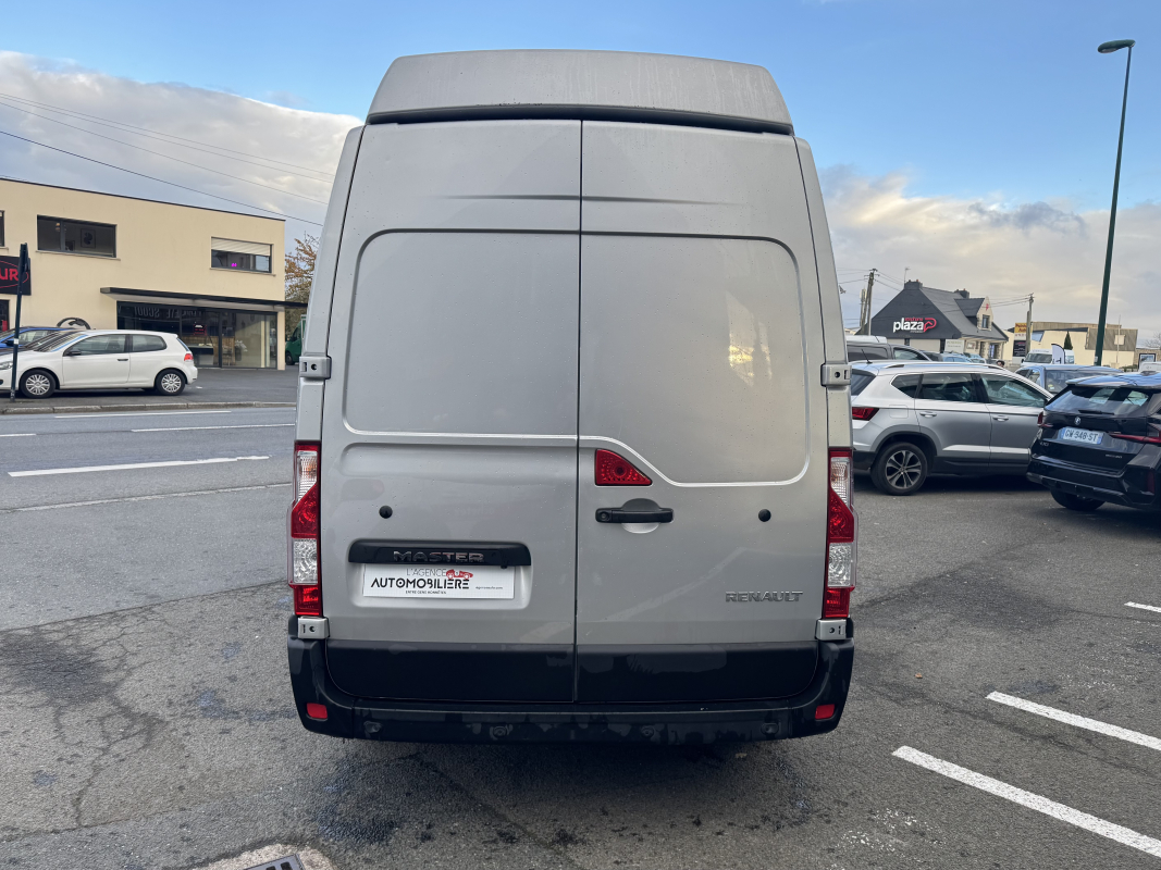 Renault Master — 9