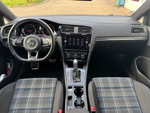 Volkswagen Golf — 3