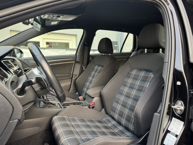 Volkswagen Golf — 4