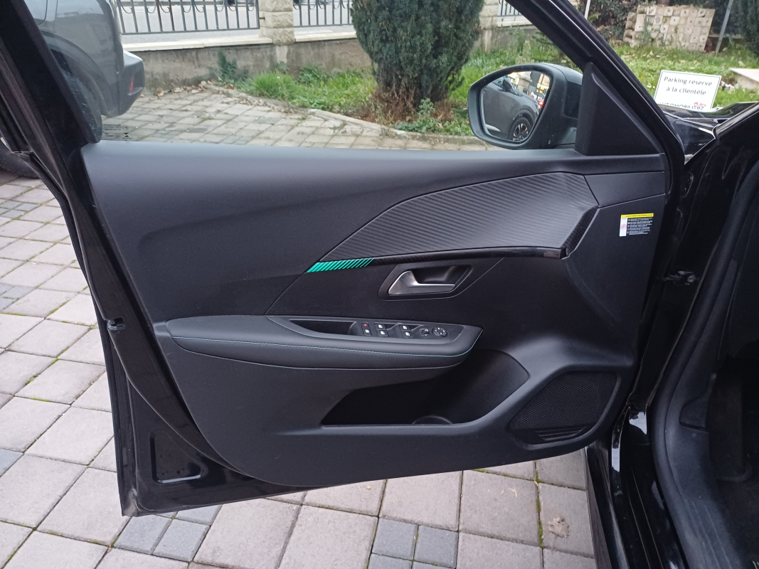 Peugeot 208 — 10