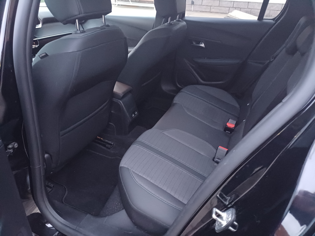 Peugeot 208 — 12