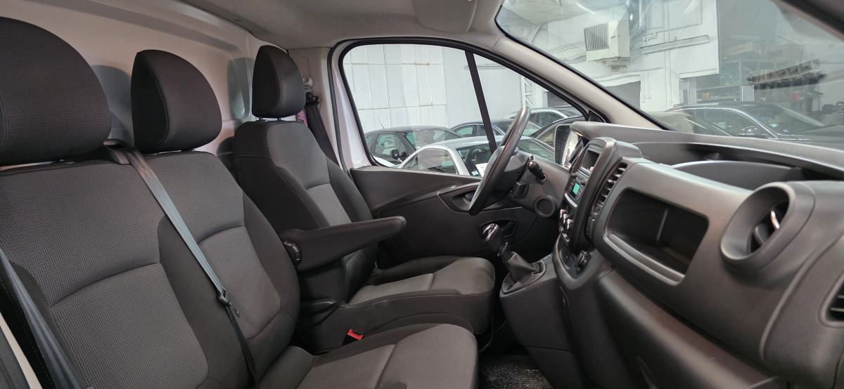 Renault Trafic — 12
