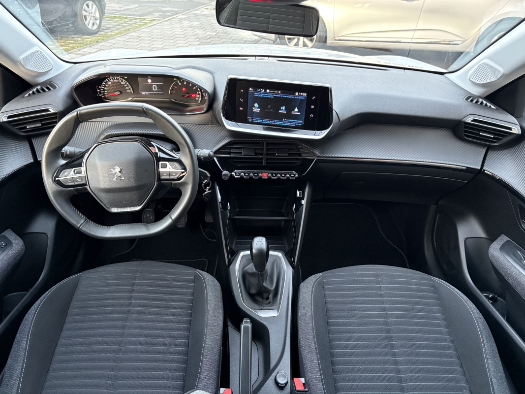 Peugeot 208 — 10