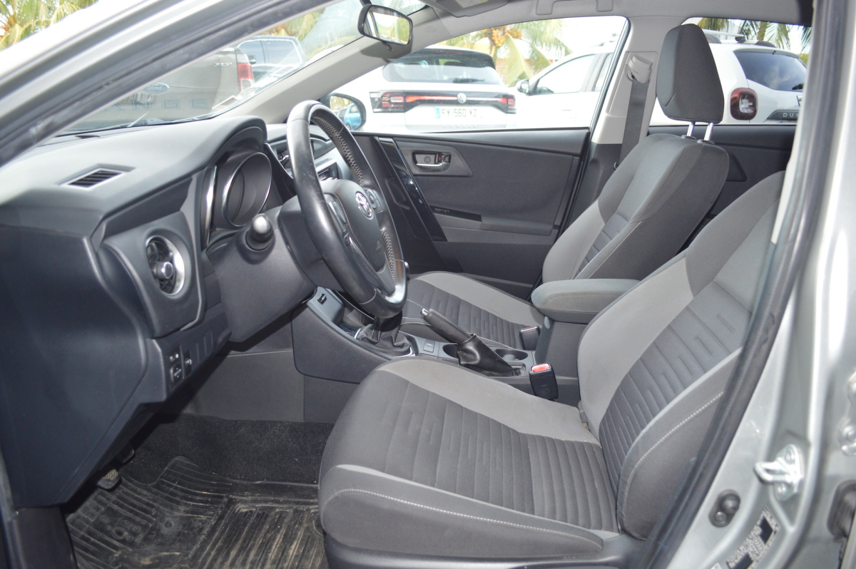 Toyota Auris — 13