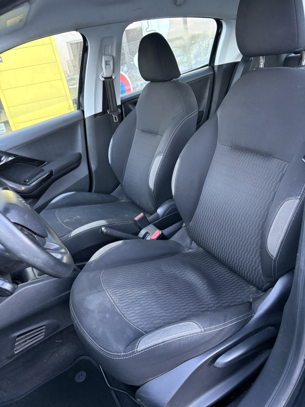 Peugeot 208 — 10