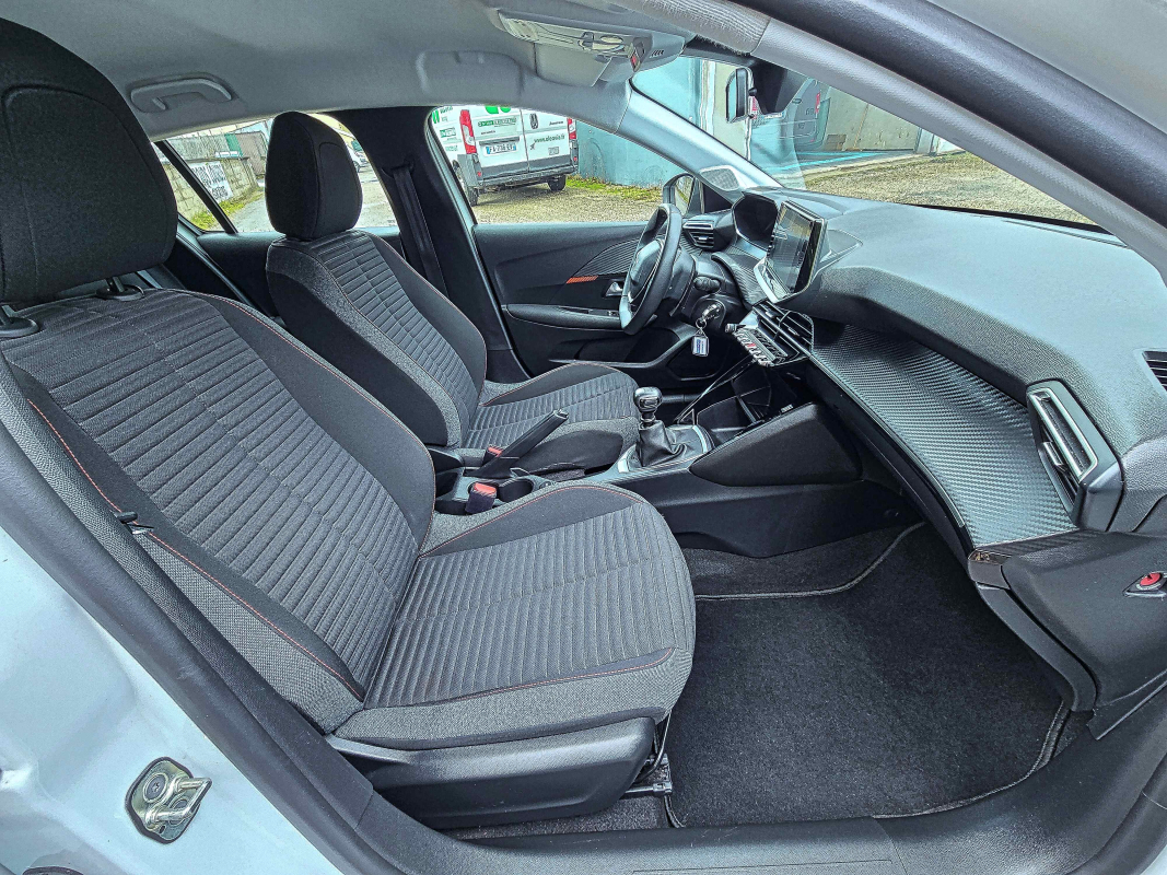 Peugeot 208 — 14