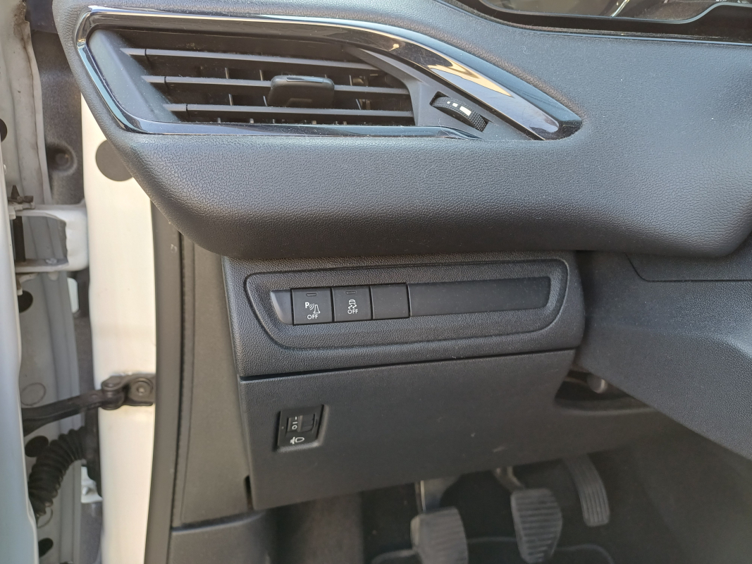 Peugeot 208 — 15