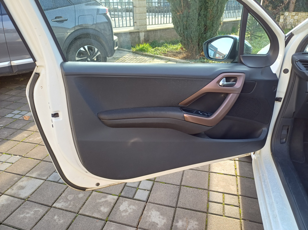 Peugeot 208 — 10