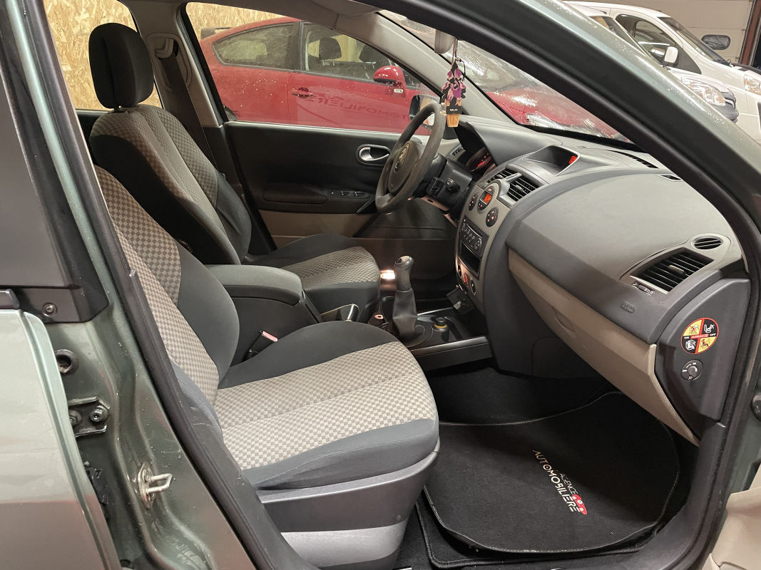 Renault Megane — 12