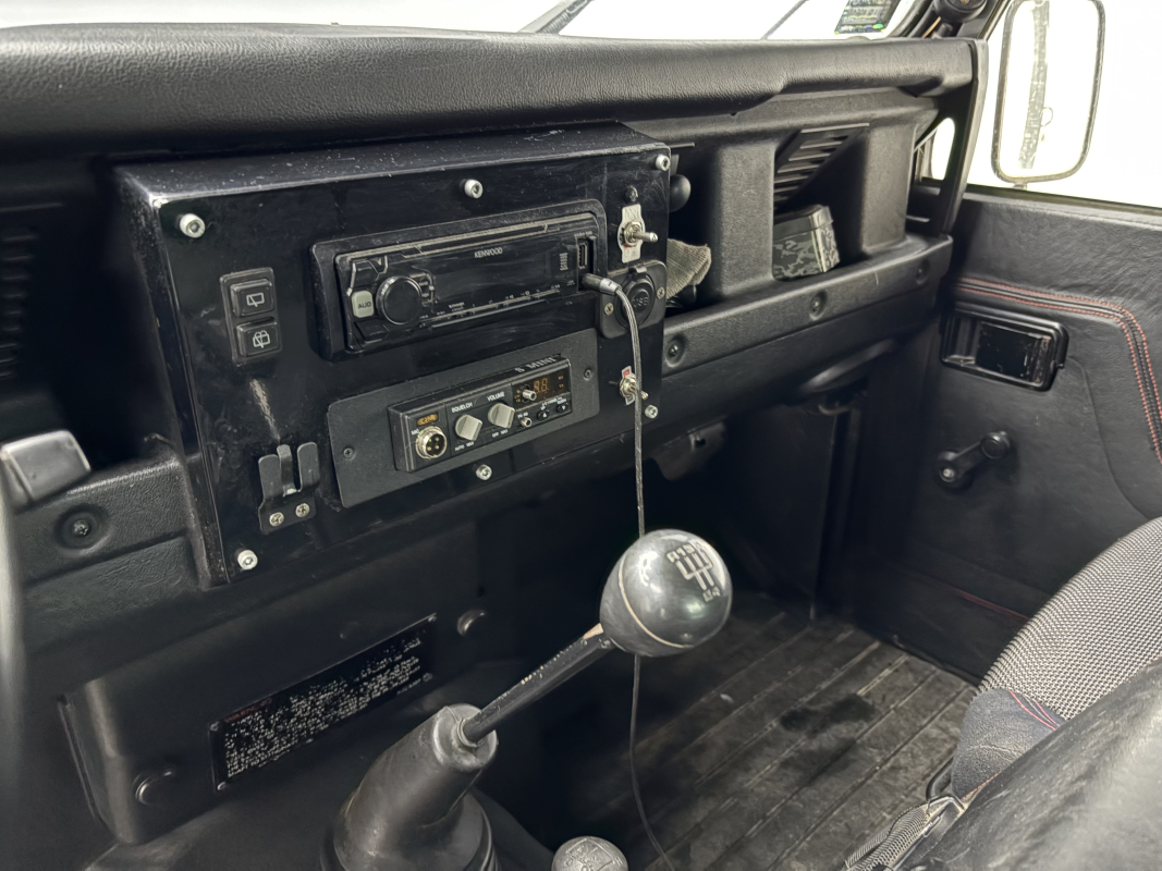 Land Rover Defender — 24
