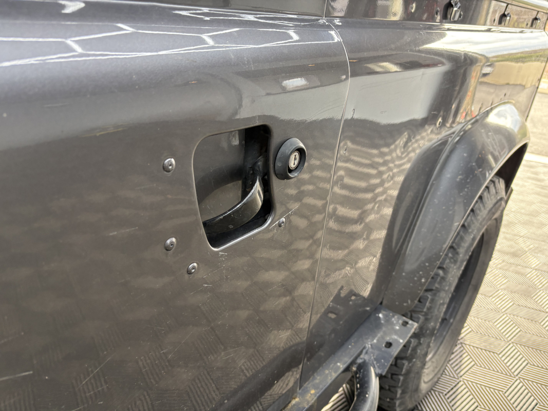 Land Rover Defender — 25
