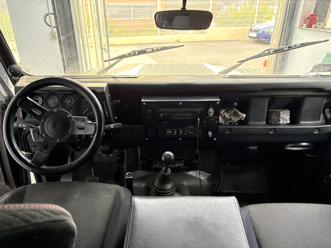 Land Rover Defender — 12