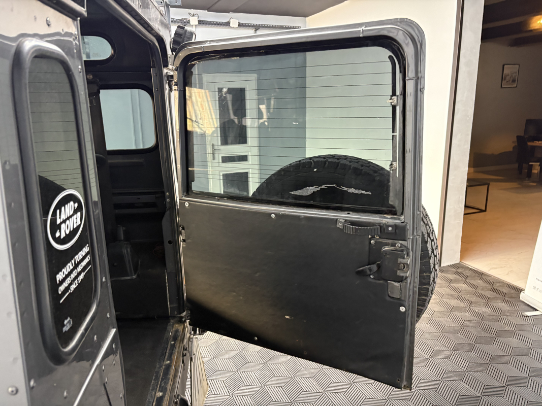 Land Rover Defender — 32