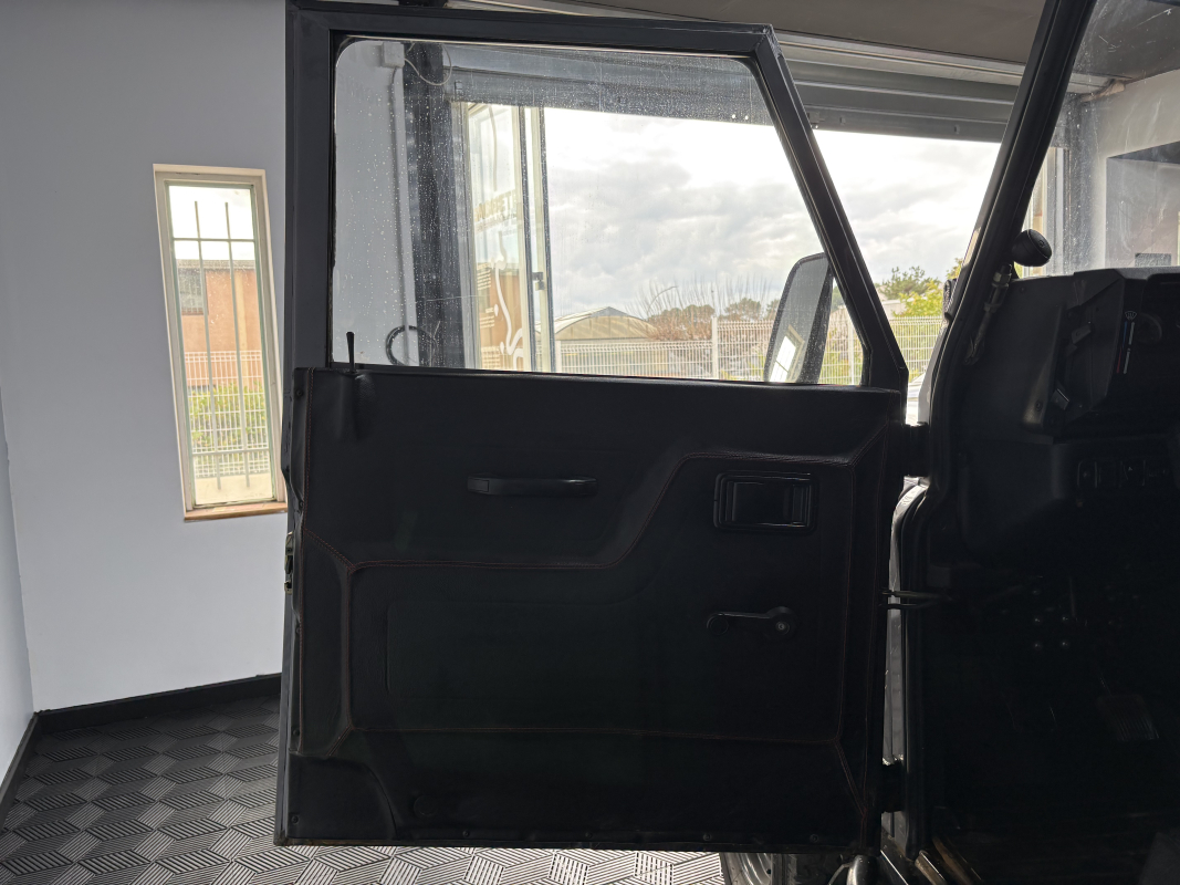 Land Rover Defender — 33