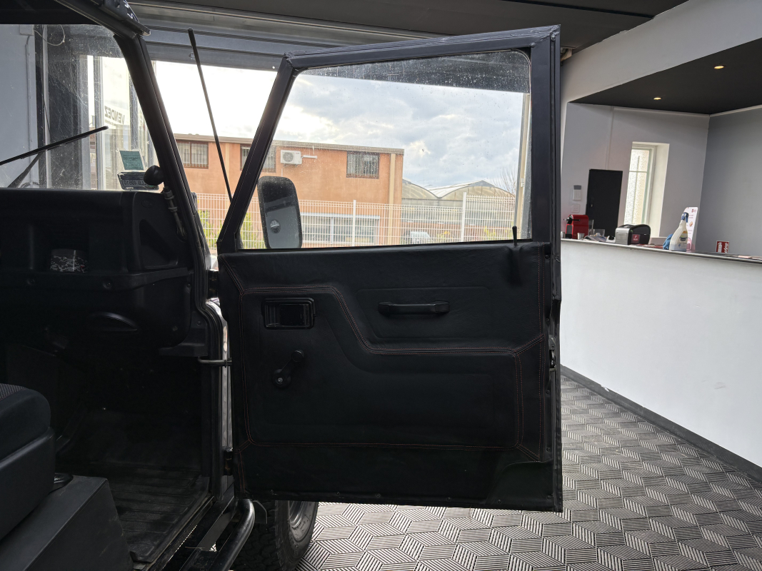 Land Rover Defender — 34
