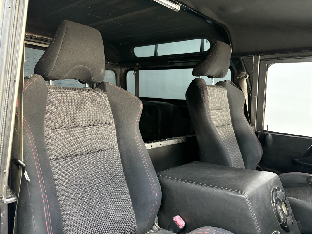 Land Rover Defender — 16