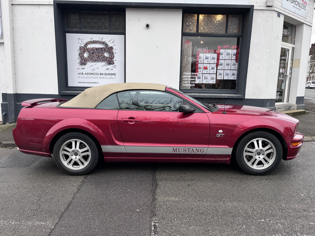 Ford Mustang Convertible — 14