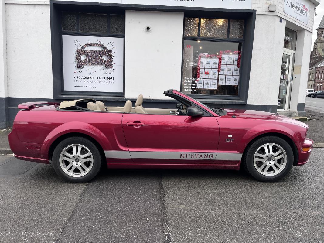 Ford Mustang Convertible — 15