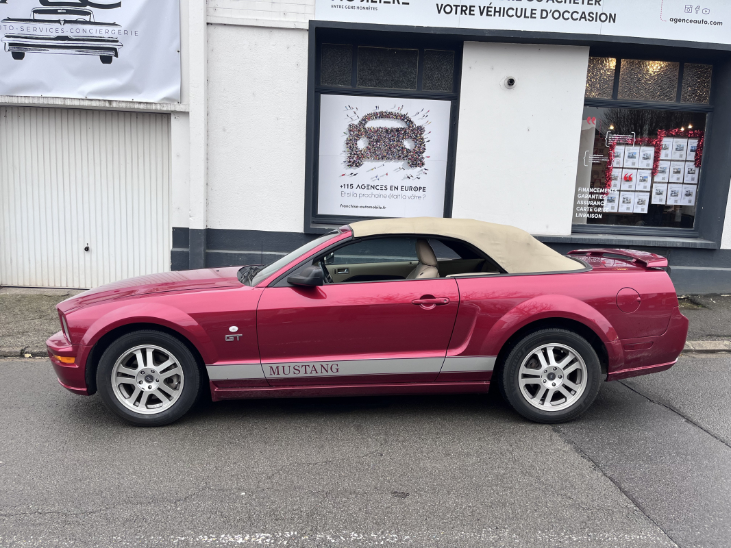 Ford Mustang Convertible — 6